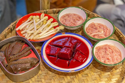 拈江湖鴨腸火鍋與燜鍋 一場麻辣與濃醇的雙重奏